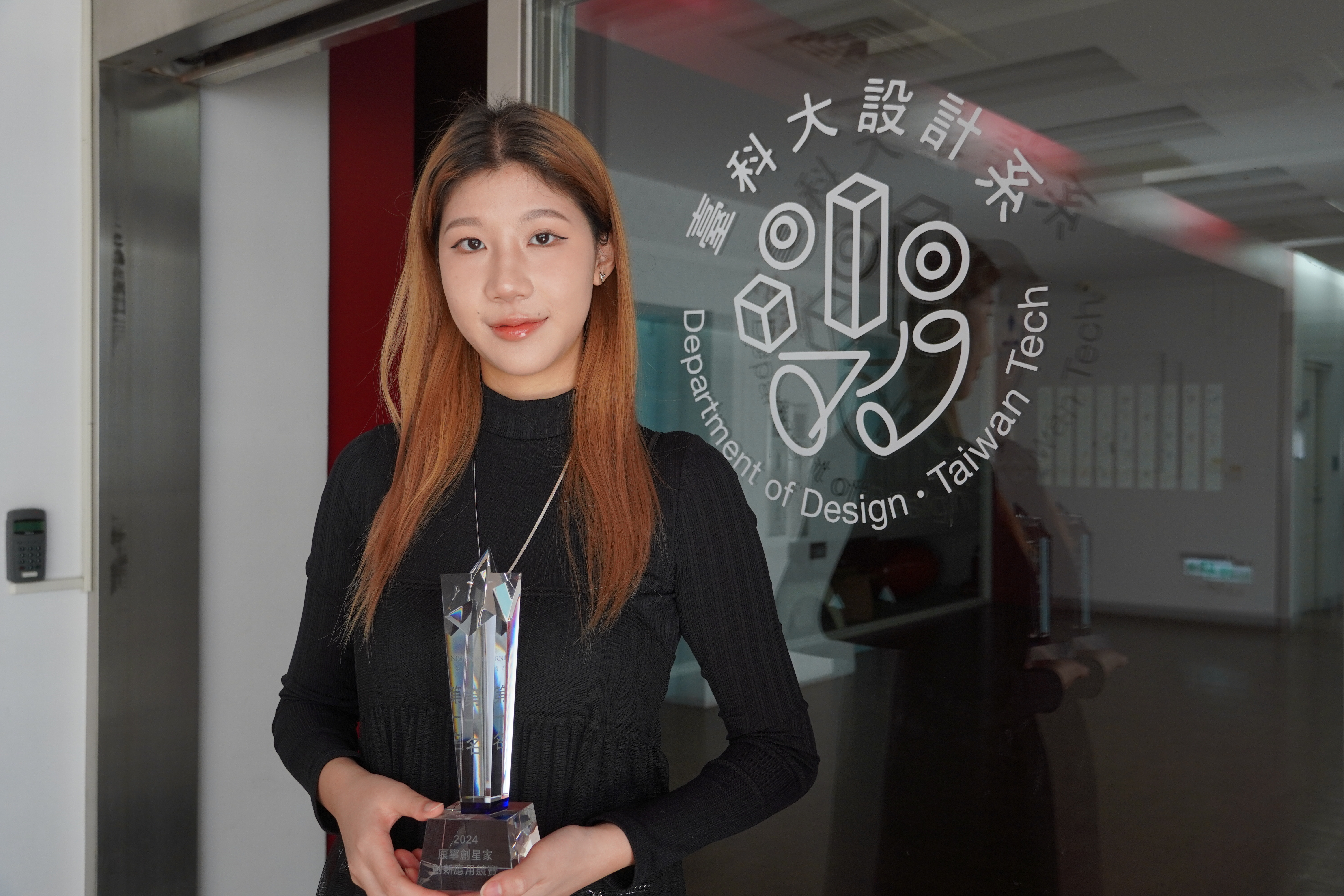 A first year master's student from Department of Design at Taiwan Tech, Hsiang-Ting Huang, won the Corning Future Innovator Award in December 2024 for designing an electronic mat using E-Ink technology to replace traditional PVC mats.