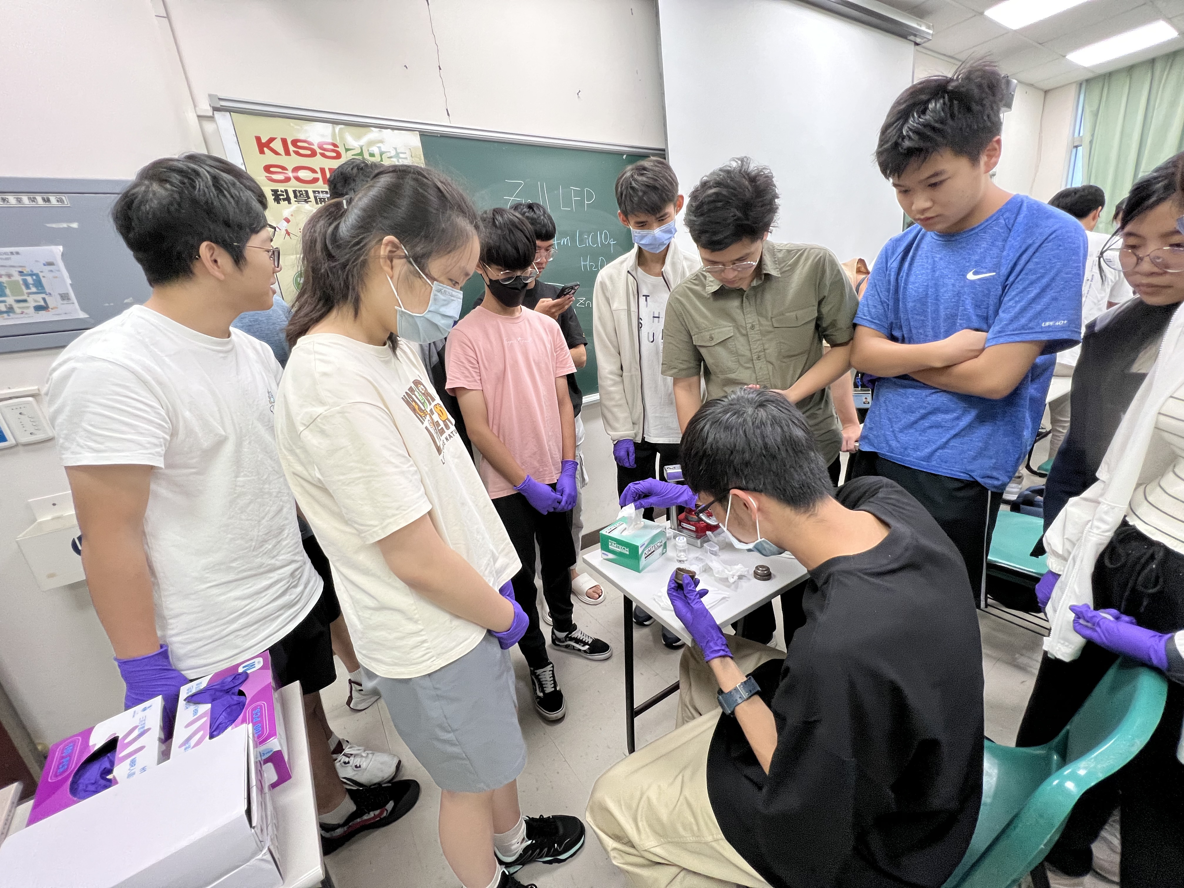 The students from Songshan High School attentively listened to the explanations and demonstrations of the "DIY Sustainable Water-Based Battery."