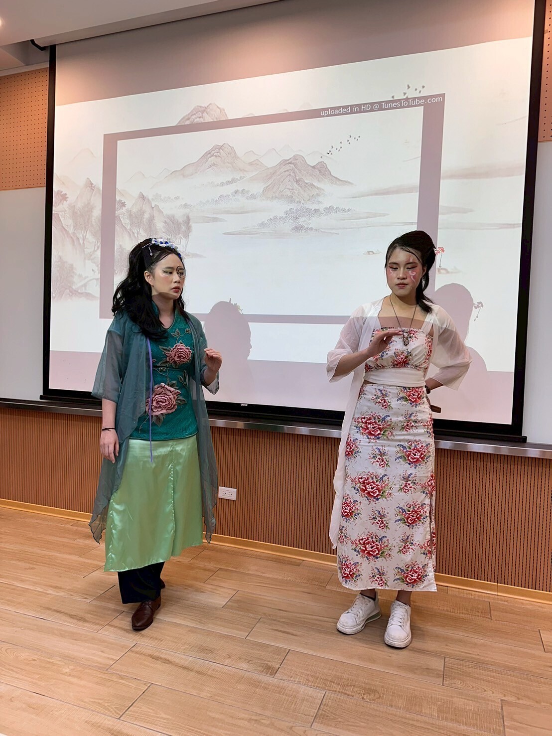 In the end-of-semester performance "The Legend of the Green and White Snake", students delivered a heartfelt and culturally immersive presentation. Though their Hakka-language singing and opera movements still carried traces of inexperience, the sincerity and effort they brought to the stage reflected a meaningful and profound engagement with Hakka culture.