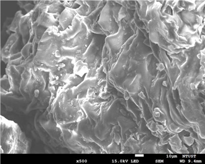 Under 500x magnification using a scanning electron microscope, the surface of coffee grounds reveals a natural porous structure. When sound waves enter, they undergo multiple reflections and scattering within these pores, resulting in effective sound absorption and noise reduction.
