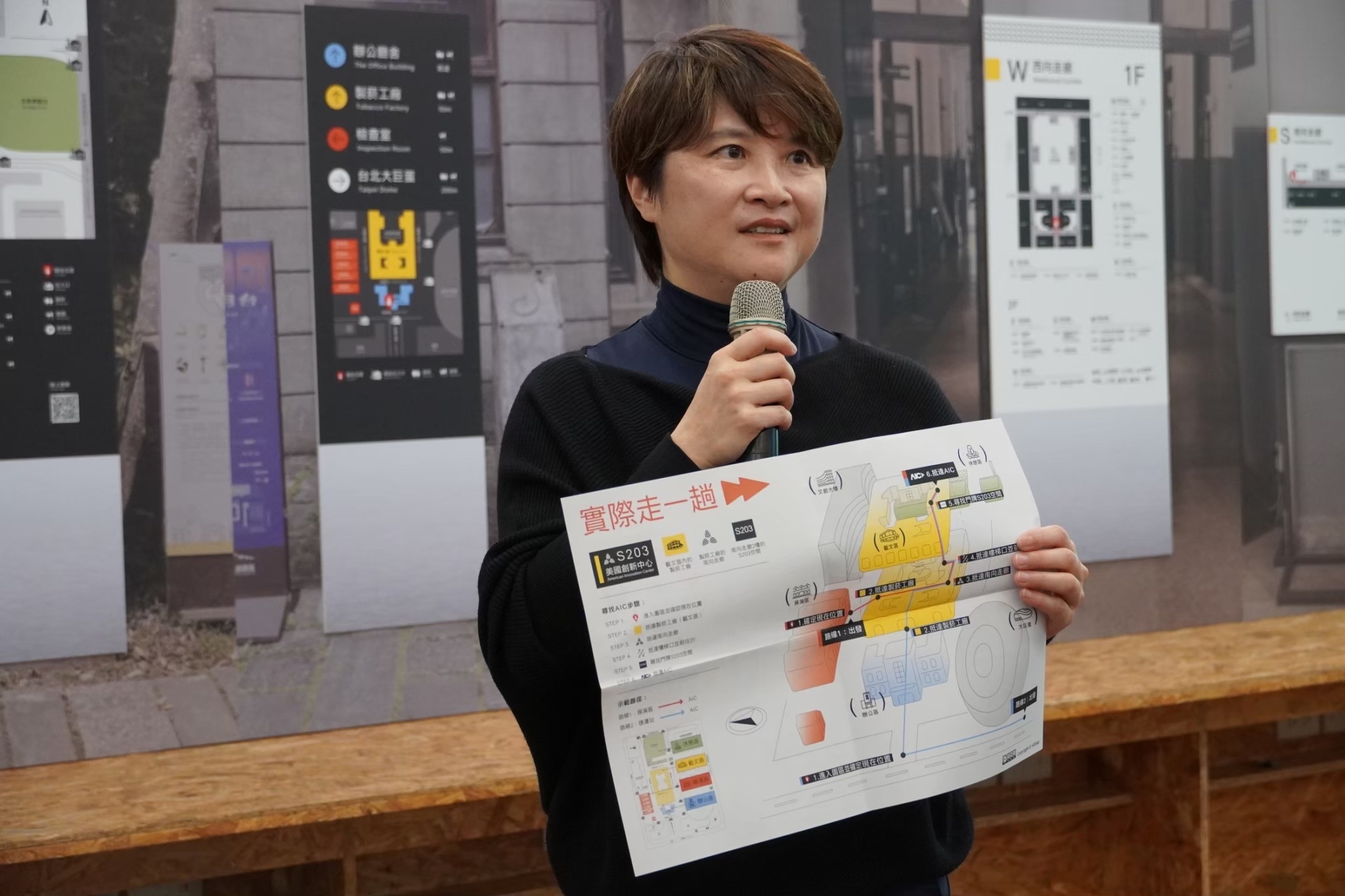 Associate Professor Ting-Yi Lin from the Department of Design at Taiwan Tech introduces the content of the exhibition.