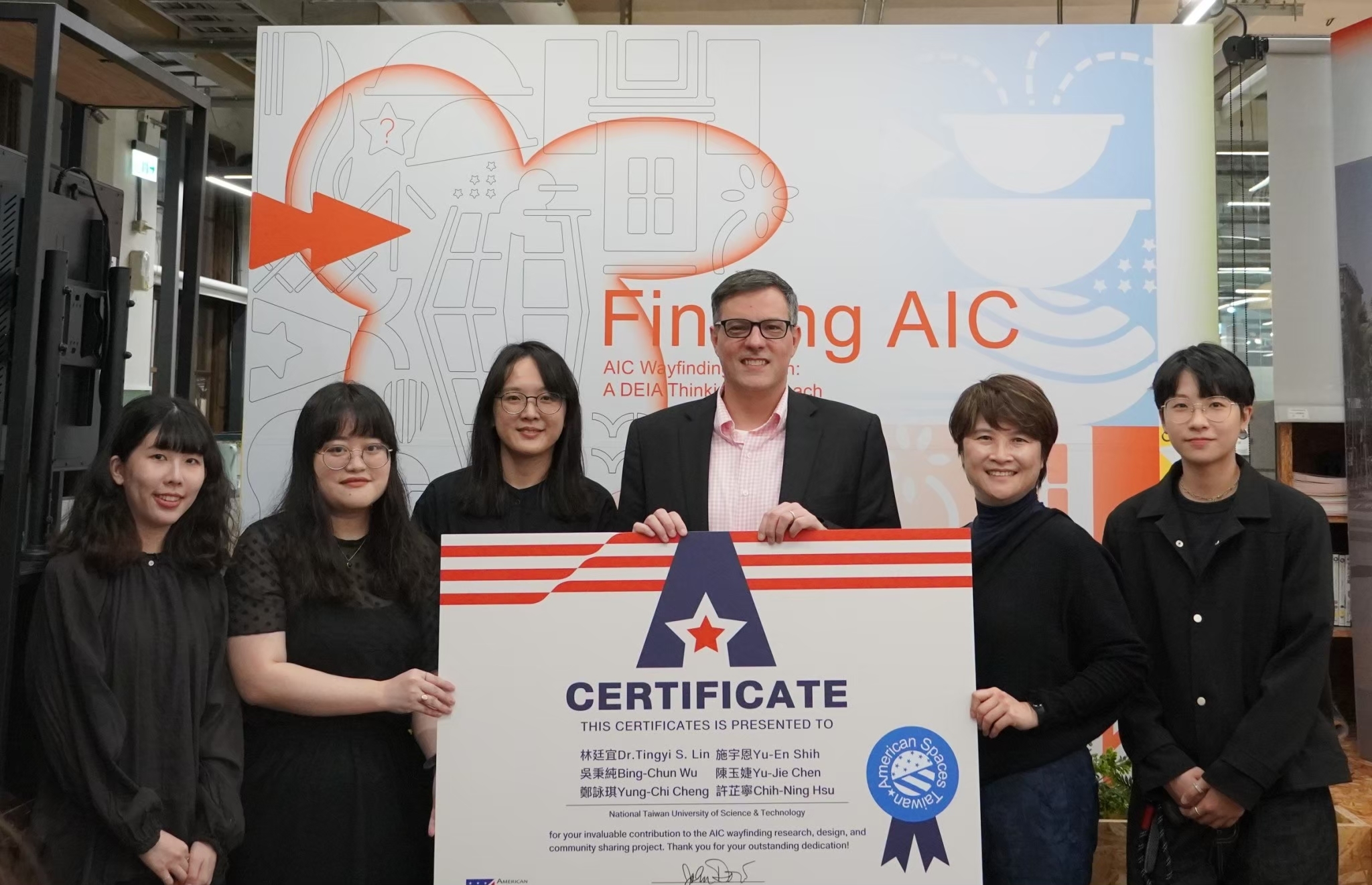John Dow, the Cultural Officer of the American Institute in Taiwan, presented certificates to express gratitude to the volunteer team from Taiwan Tech.