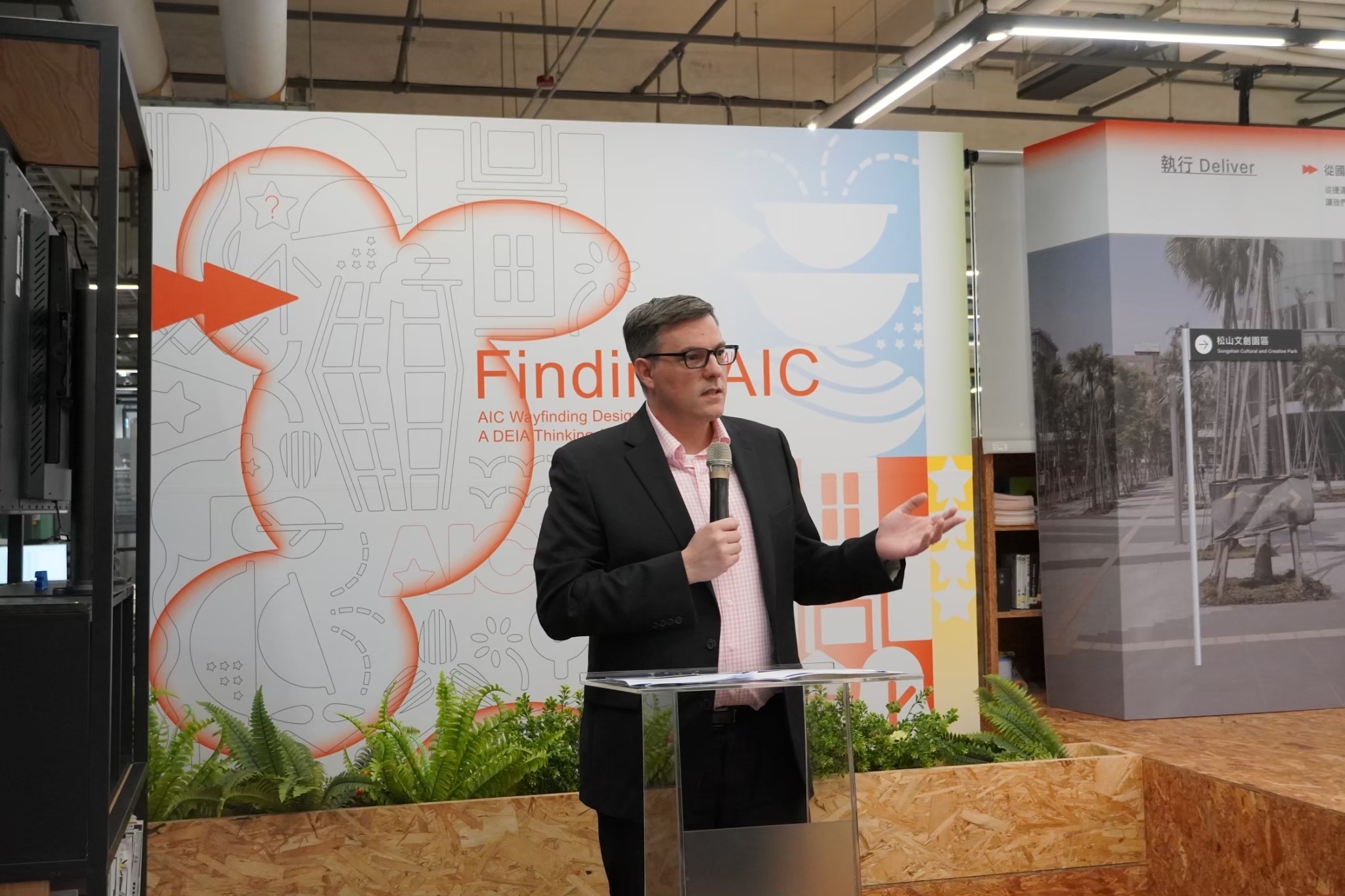 John Dow, the Cultural Officer of the American Institute in Taiwan, delivered a speech.